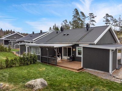 Pen og moderne selveierleilighet fra 2019 på ett plan - 2 soverom - Carport