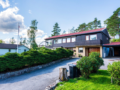 Romslig (194 kvm BRA) enebolig med flotte uteområder og hagestue. Fin utsikt! Garasje og carport. Etablert boligområde.