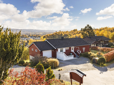 Sjarmerende og innholdsrik enebolig med garasje, fine utearealer og flott utsikt! Oppgraderingsbehov.