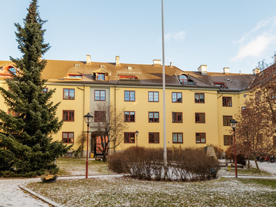 Spesiell 2-roms med høy standard. Luftig stue, flott bad/wc og gjestetoalett. Skjermet og rolig beliggenhet