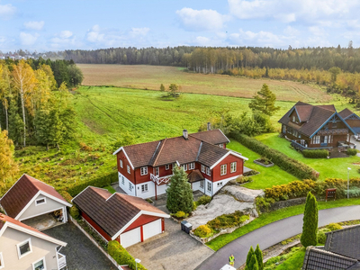 Stor og sjelden arkitekttegnet enebolig | Hybelleilighet med 3 sov og egen inngang | Stor dobbelgarasje