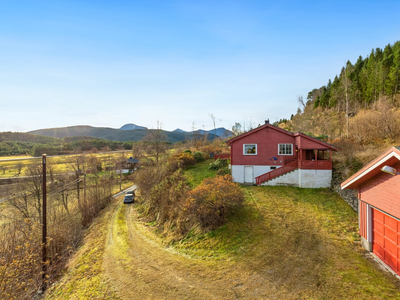 Visning (påmelding) Onsdag 06.12 KL 16.30-17.30 Enebolig med dobbelgarasje på en flott tomt i Foldfjorden!