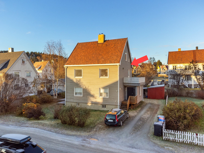 VISNING TORS. 07.12 ETTER PÅMELDING - Pen leilighet over to plan med tre soverom, to bad, parkering, altan og fin utsikt