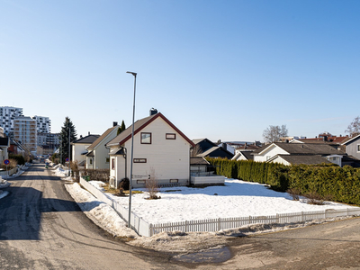 Attraktivt oppussingsobjekt med stor hage. Nytt tak i 2018. Tomt på 719 kvm. Nær beliggenhet til Lillestrøm sentrum.