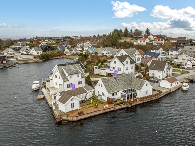 Enebolig med fantastisk beliggenhet like i sjøkanten - Garasje - Ca. 45 meter kai - Sentralt - Sjelden mulighet!