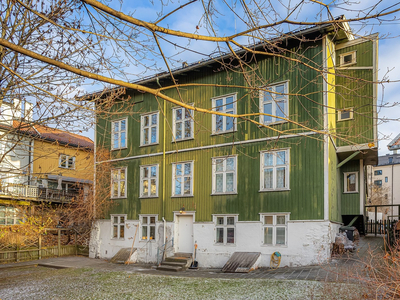 Historisk bygård/ærverdig trehus m/vakker hage og flere boenheter - Flott beliggenhet - Stort potensial/rammetillatelse