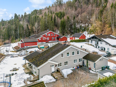 Innbydende halvpart tomannsbolig over tre plan | Solrik terrasse og hage | 3 soverom | Barnevennlig i blindvei