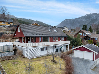 Innhaldsrik og tiltalande familiebustad over tre plan med flott utemiljø i roleg og barnevenleg buområde.