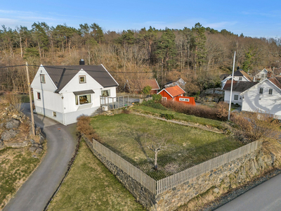 Innholdsrik enebolig på stor og solrik tomt med hage og garasje - Sentral beliggenhet - Behov for oppussing/renovering