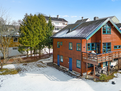 Innholdsrik familiebolig med garasje, stort uthus og godkjent hybelleilighet. Flott, usjenert og vestvendt hage!