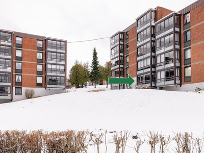 Pen 2-roms eierleilighet i et attraktivt område med kort vei til natur og by. Felles fyring. Innglasset balkong. G-plass