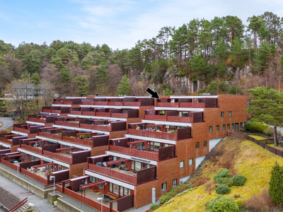 Rålekker og nyoppusset 4-roms toppleilighet | Solrik terrasse m/god størrelse | Garasjeplass | Populært område!