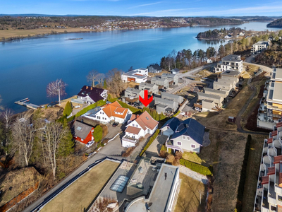 Sjønær og vestvendt, stor enebolig - Utleiedel - Sjøutsikt - Meget solrikt - Dobbel garasje - Båtplass!