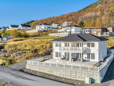 SOLGT! Lekker halvpart med fin beliggenhet og nydelig utsikt og garasje