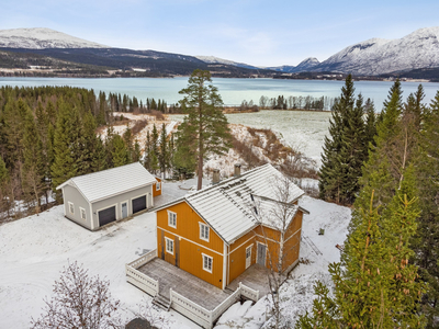 Stor & herskapelig familiebolig fra 1996 m/ landlig beliggenhet // Flotte sol- & utsiktsforhold - Dobbeltgarasje 2018