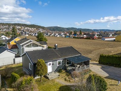 Velholdt og påkostet enebolig med 3 soverom, hyggelig hage, vestvendt terrasse og garasje. Innflyttingsklar!