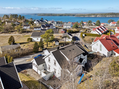 Vertikaldelt tomannsbolig med kjøkken fra 2021, hagestue, solrike uteplasser og halvpart av garasje. Flotte turområder!