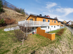 Innholdsrik enebolig på 224m² - Sørvendt terrasse - Innredet sokkelleilighet - Nær skoler, kollektiv og sentrum