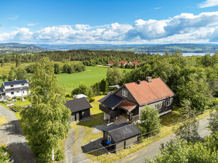 Landlig enebolig i sørbyen med 6 soverom - romslig tomt - to garasjeplasser.