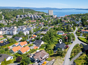 Pen enebolig med garasje, ildsted og nyere kjøkken. Stor terrasse med fjordutsikt. Meget sentralt, nær skoler og skogen!