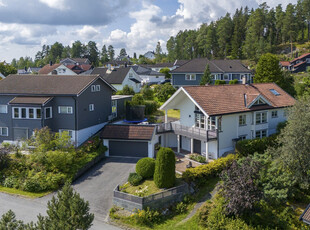 Attraktiv og flott enebolig med dobbelgarasje og solrik tomt | Klimanette-bolig | Stor terrasse| Barnevennlig område