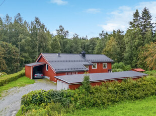 Enebolig m/alt på en flate. Solrike uteplasser, carport, hagestue og uthus. 3 soverom, 2 boder, ildsteder og varmepumpe.