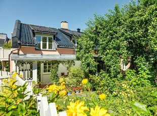 Hageidyll på Sagene - Innholdsrik familiebolig over 2 plan med frodig hage - 3/4 soverom - 3 ildsteder - Parkering