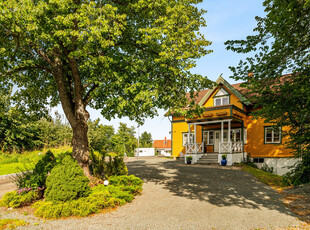 Herskapelig villaeiendom med stor og frodig tomt - 2 bad (2021/2009) - 4 store soverom - 4 stuer - God takhøyde