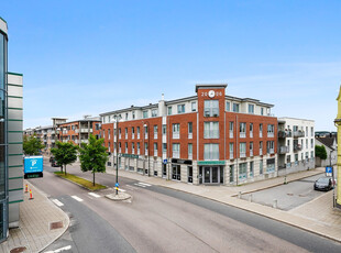 Innholdsrik 3-roms andelsleilighet i 2.etg|Heis|Garasjeplass|Stor balkong|Sentral beliggenhet mitt i Sarpsborg sentrum!