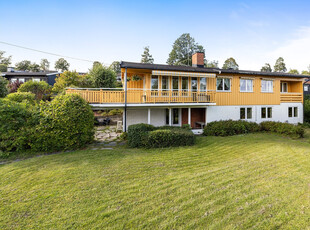 Innholdsrik enebolig med 5 soverom. Nydelig solrik tomt. Barnevennlig. Dobbelgarasje. Bondi skolekrets