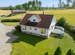 Langhus - Ski - Landlig, pent brukt bolighus fra 1994. Solrikt, idyllisk og står hage