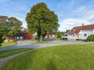 Langhus - Ski - Landlig tidligere gårdstun med bolighus, låve og uthus. ca. 3 mål tomt