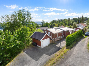 Liten enebolig med stor tomt. Solrik og barnevennlig beliggenhet.