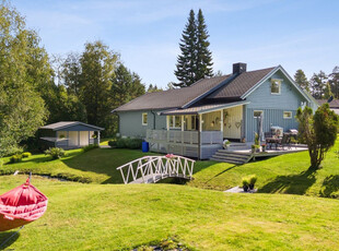 Lys og innholdsrik familiebolig med 4 soverom - Garasje og uthus - Kort vei til skole og barnehage - Idyllisk hage