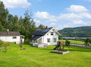 Sjarmerende og oppgradert sveitserhus i Odnes med flott utsikt over Randsfjorden.