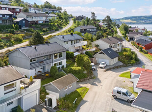 Søndre Egge - Enebolig med garasje. 3 soverom. Flott utsikt utover Beitstadfjorden. Like ved badestrand. Sen kveldssol.