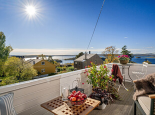 Solrik toppleilighet med fjordutsikt i ærverdig bygg fra 1913 | 280 cm takhøyde | Balkong | Idyllisk felles hage