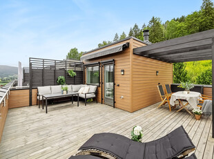 Særdeles lekker og attraktiv familiebolig | takterrasse m/fjordutsikt | 3 sov & 2 bad | carport m/EL