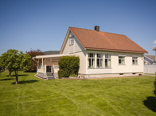 Svært velholdt enebolig med stor, flat tomt. Dobbelgarasje. Rolig og tilbaketrukket, men sentralt område.