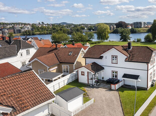 Velholdt enebolig i ytterste rekke på Bakkestranda! Solrik tomt med hage i front og gårdsplass bak. 3 soverom.