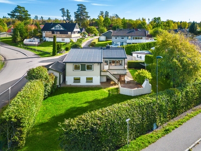 Barnevennlig område - Praktisk og funksjonell enebolig med garasje og herlig terrasse/uteplass.