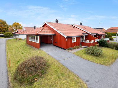 Borgejordet - Koselig og lys seniorbolig(50+) med alt på en flate. Fine solrike uteplasser. God lagringsplass. Carport.