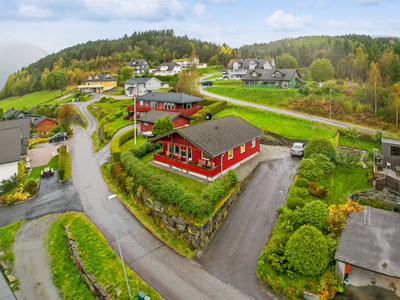 Einebustad med alt på ei flate i Øvre Hovden på Breim