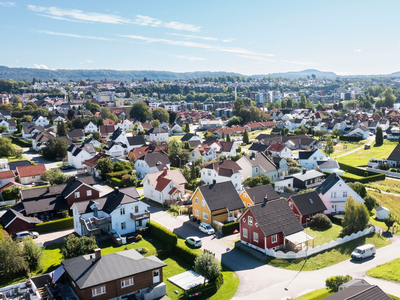 Enebolig i topp boligområde! Moderniseringsbehov. Dobbel garasje, stor, vestvendt og solrik tomt.