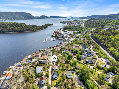 Enebolig i sentrum med alt på et plan. Nyere kjøkken og bad. Vestvendt terrasse. Flott fjordutsikt. Solrikt.