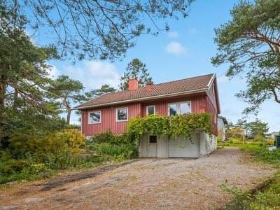 Enebolig med barnevennlig beliggenhet på Nordre Kråkerøy | Noe oppgraderingsbehov | Terrasse og hage