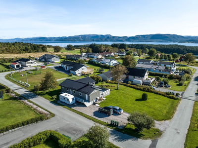 Enebolig med barnevennlig beliggenhet - Terrasse - Stor og solrik tomt