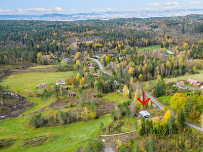 Enebolig med fjøs / stall med stallplass til to hester - Idyllisk og landlig beliggenhet på Nesodden - Stor tomt