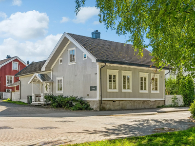 Enebolig med sentral beliggenhet ved Sundjordkanalen - Usjenert og solrik hage - 2 soverom og 2 stuer mm. - Carport