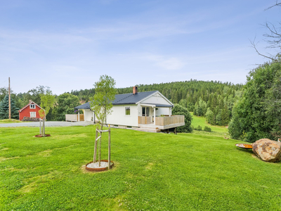 Enebolig og fritidsbolig i naturskjønne omgivelser på 2 eiendommer på til sammen 1,9 mål. Oppusset og velholdt eiendom.